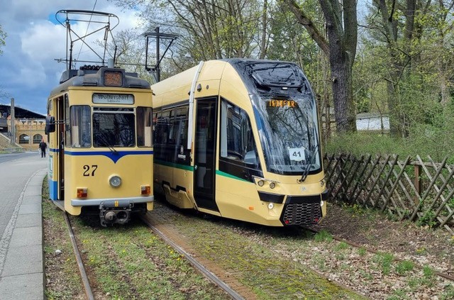 The first new tram for Woltersdorf since 1925 alongside a Gotha car. (Modertrans)